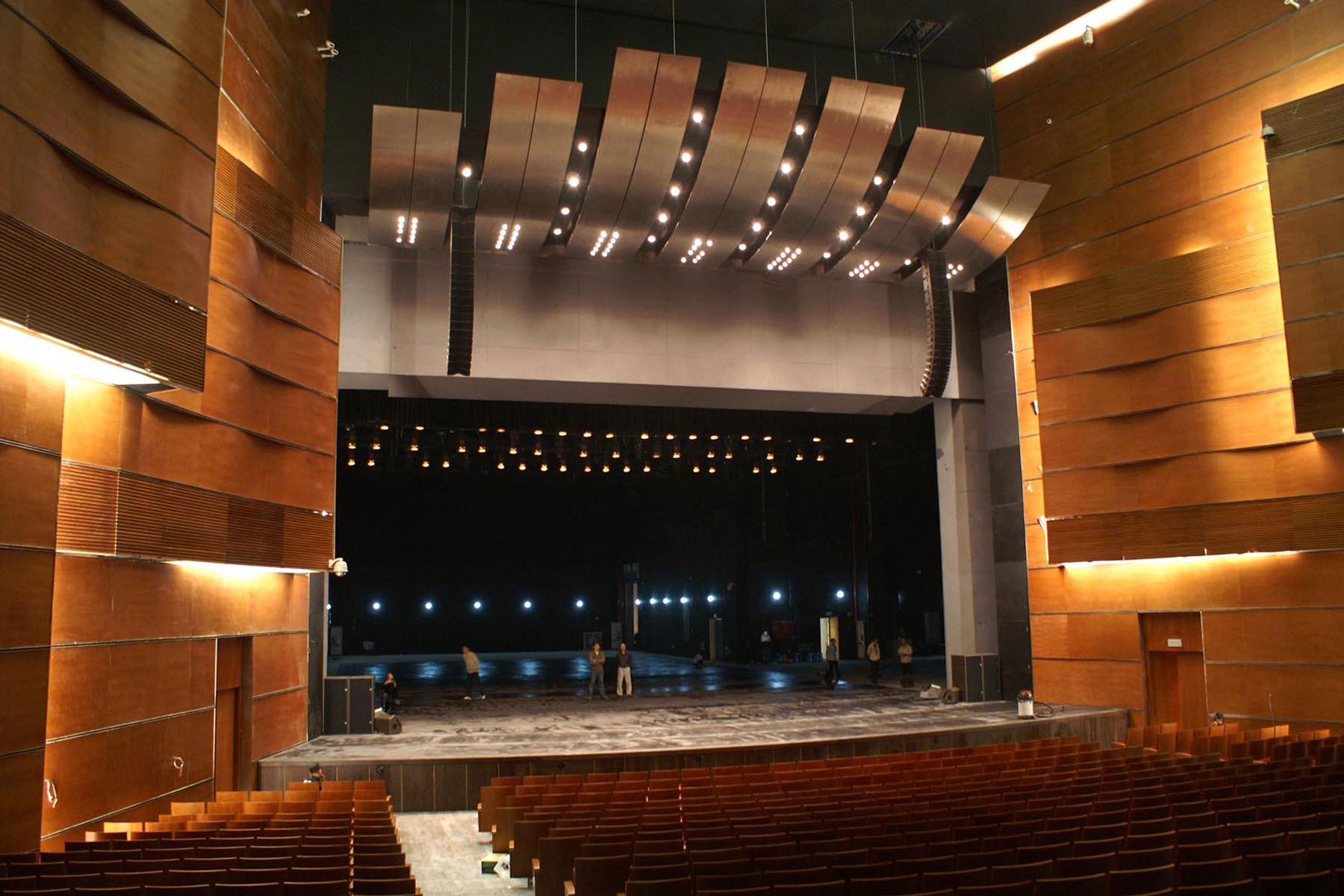 Hình ảnh thực tế thi công gỗ tán âm trong nhà hát 
